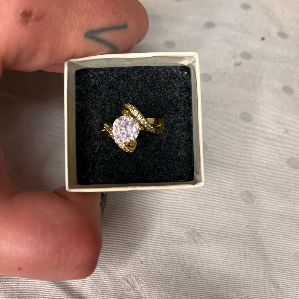 Stunning wedding ring! New!